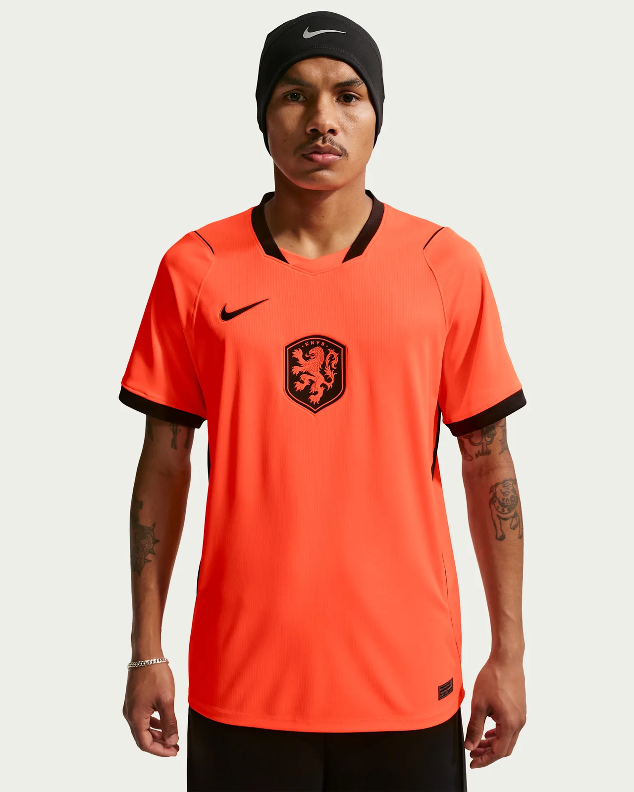 Nederland WK 2026 thuisshirt in feloranje met zwarte accenten als bewijs bij designbeschrijving